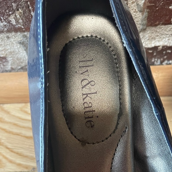 Kelly & Katie Size 6 Navy Pump Heels - Picture 2 of 4